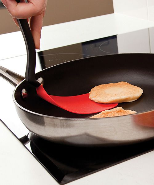 フライパンの上で食材を直接カットできるDreamfarm Chopula ターナーの便利なエッジ