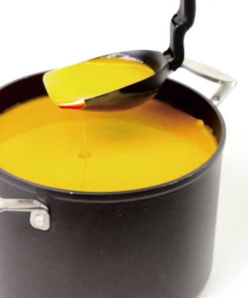 炒め物に便利なスプーン形状で使用中のDreamfarm Spadle 多機能レードル