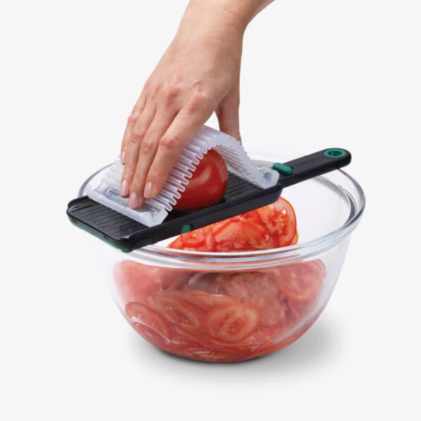 ガードがレールに固定されて指を切らない安全設計のDreamfarm Nocutu スライサー