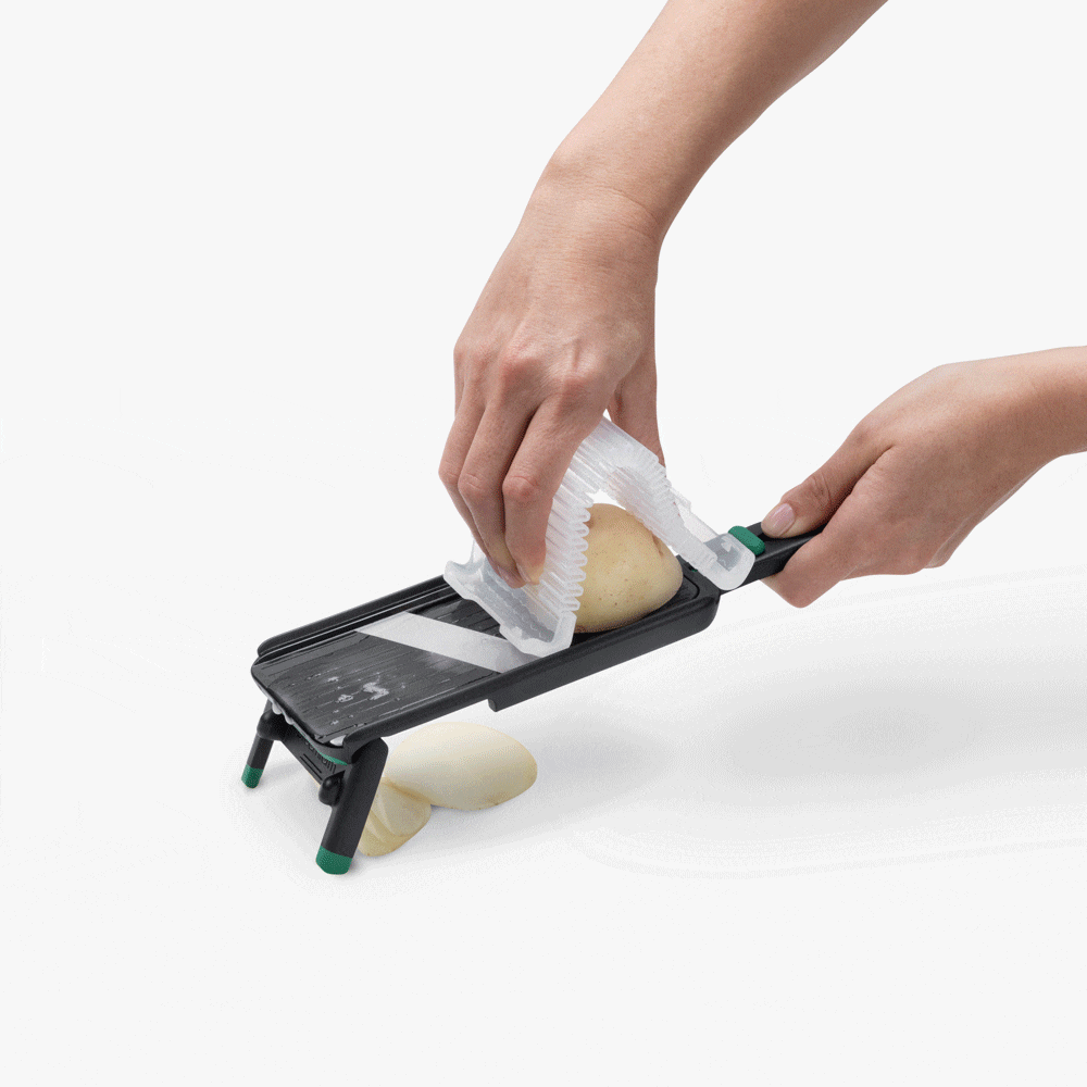 Dreamfarm Nocutu スライサーで野菜を安全かつ均一に薄切りしている調理シーン